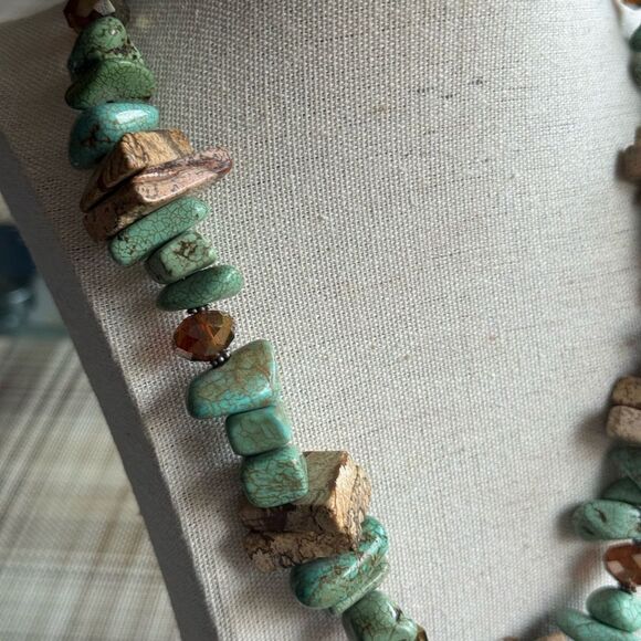 Turquoise Howlite, Agate & Faceted AB Crystals on Silver Tone Necklace. - Picture 4 of 8
